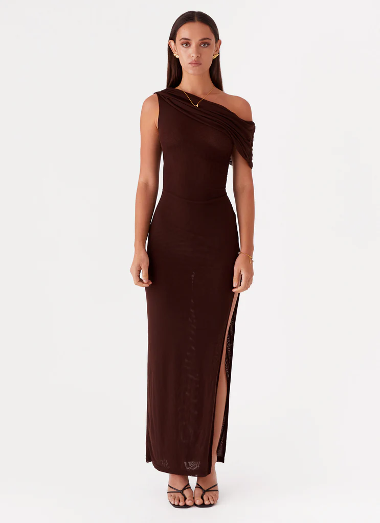 Abito Maxi Ciara con Spalla Monospalla e Drappeggiatura - Cioccolato